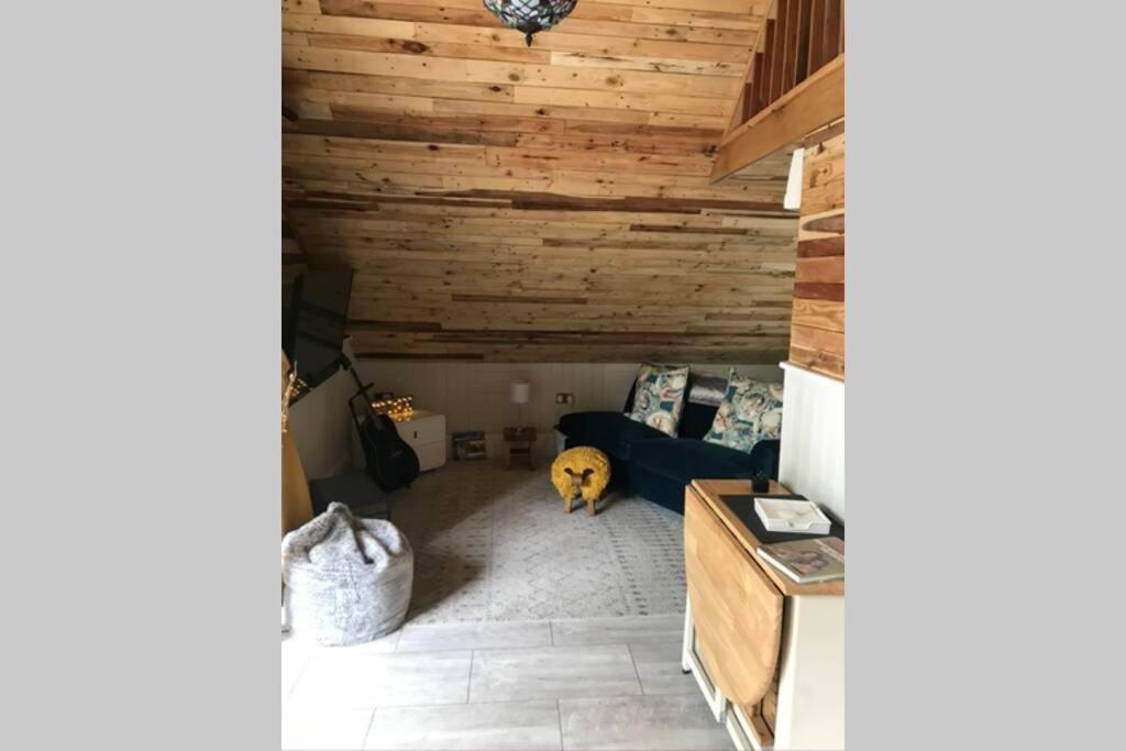 The Shed . A Cosy, Peaceful, 96% Recycled, Chalet. Swansea Exterior photo